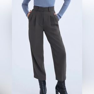 Aritzia Carrot Pant in size 6/Elegant Charcoal Colour